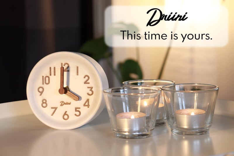 Driini ساعة سطح المكتب التناظرية الخشبية من Driini - 4.3 بوصة. تصميم على مدار الساعة من خشب الصنوبر المزخرف بدون علامة - ساعة عباءة صامتة سهلة القراءة - ساعات منضدية هادئة مع أيدي خشبية وغطاء بطارية؛ أبيض - Image 2